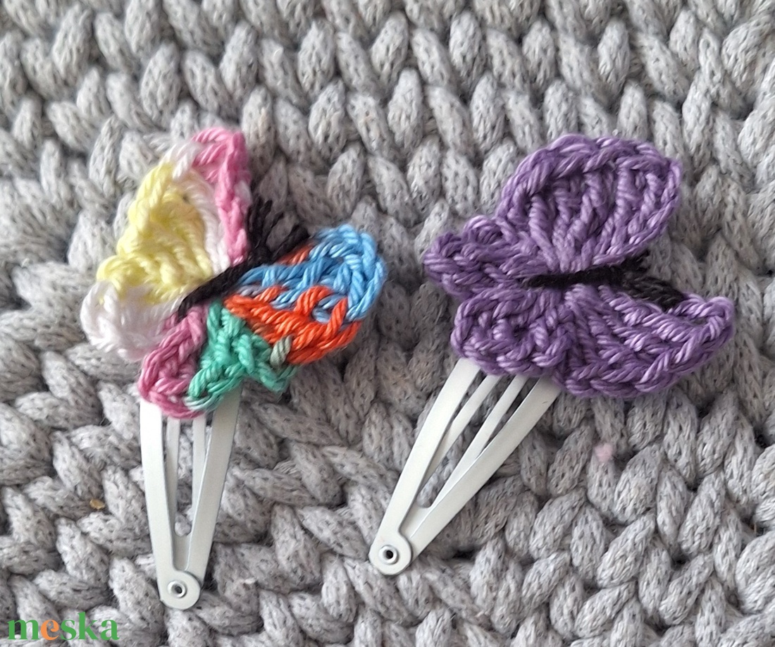 Hajcsat horgolt  virággal,  masnival, pillangóval..  - ruha & divat - hajdísz & hajcsat - hajdísz - Meska.hu