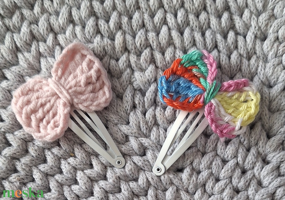 Hajcsat horgolt  virággal,  masnival, pillangóval..  - ruha & divat - hajdísz & hajcsat - hajdísz - Meska.hu