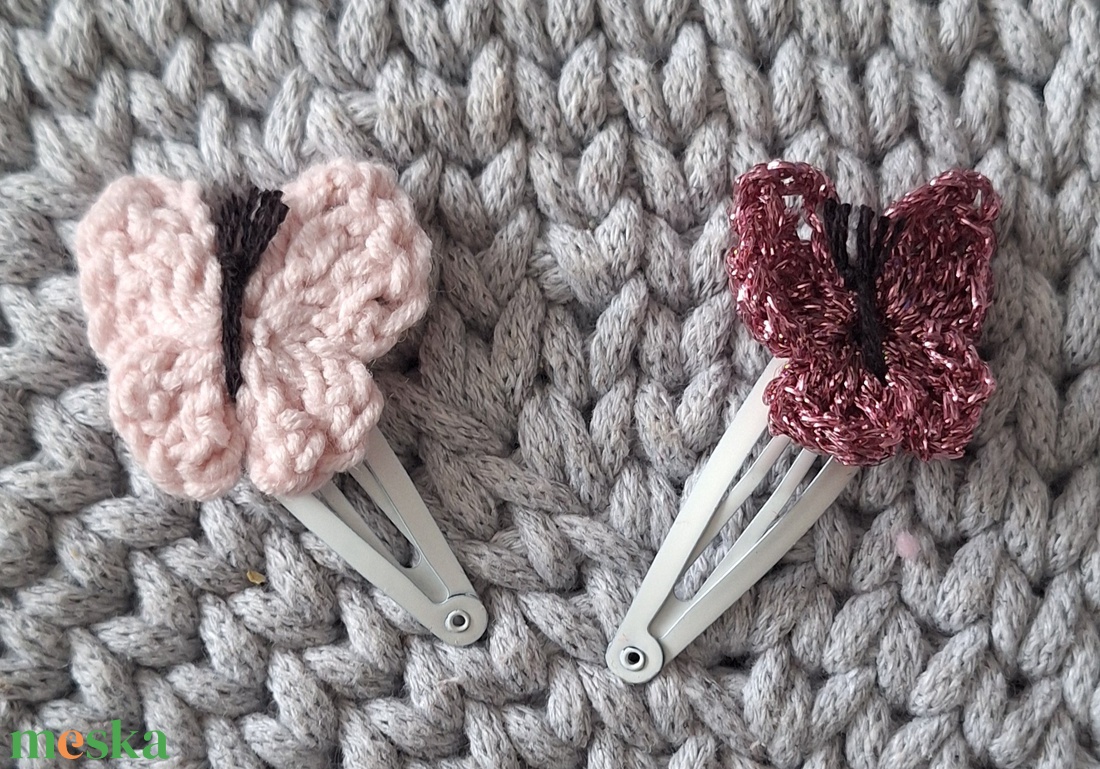 Hajcsat horgolt  virággal,  masnival, pillangóval..  - ruha & divat - hajdísz & hajcsat - hajdísz - Meska.hu