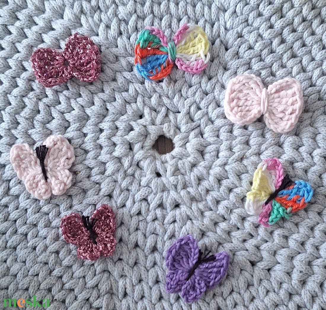 Gyapjúfilc hajcsat horgolt  virággal, masnival vagy pillangóval.angó.  - ruha & divat - hajdísz & hajcsat - hajdísz - Meska.hu