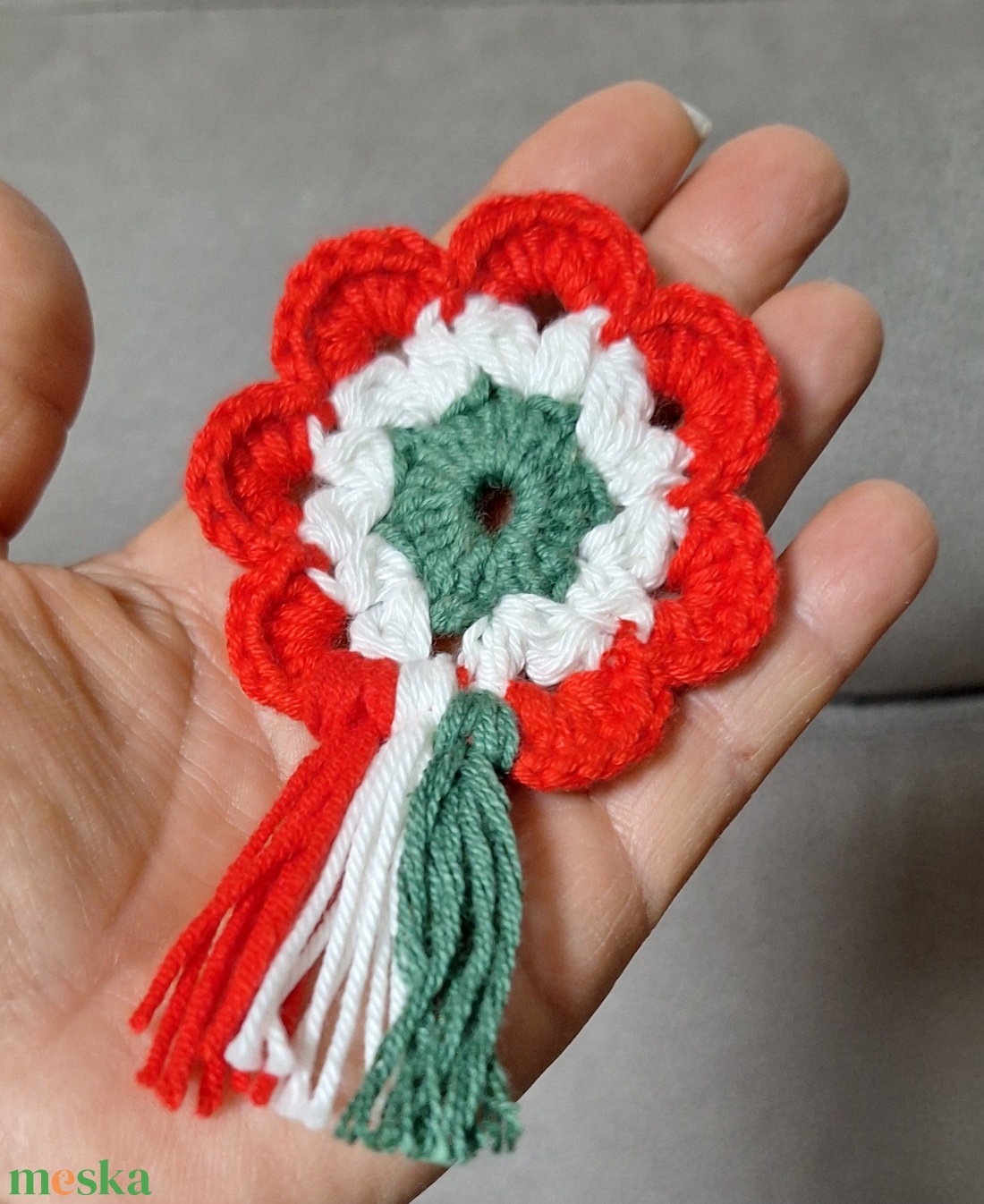 Horgolt kokárda, nemzeti színű - ékszer - kitűző és bross - Meska.hu