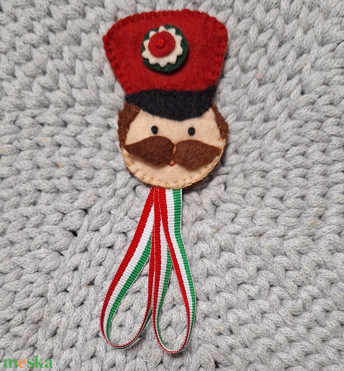 Filc gyapjúfilc kokárda, nemzetiszínű huszárfiú. lány, szív - ékszer - kitűző és bross - Meska.hu