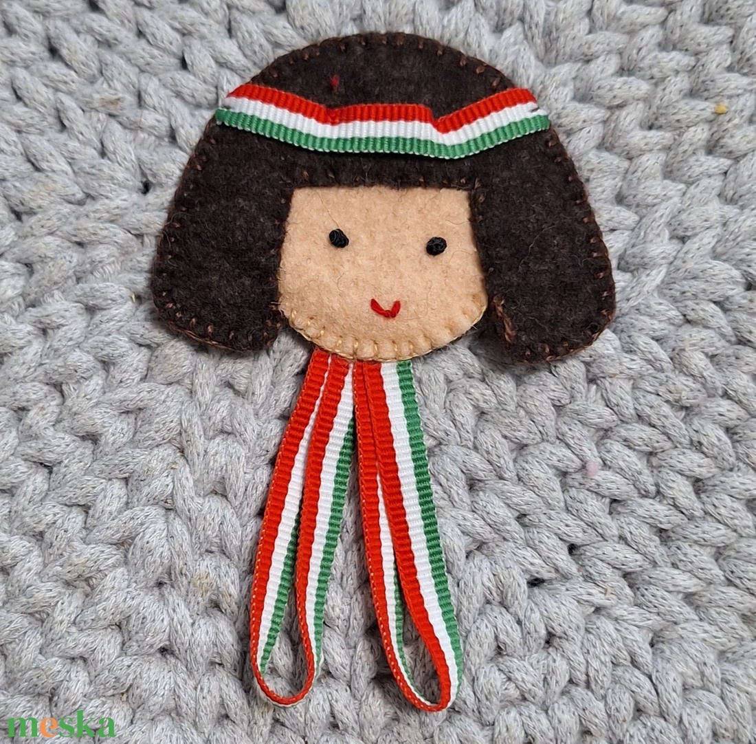 Filc gyapjúfilc kokárda, nemzetiszínű, lány. - ékszer - kitűző és bross - Meska.hu