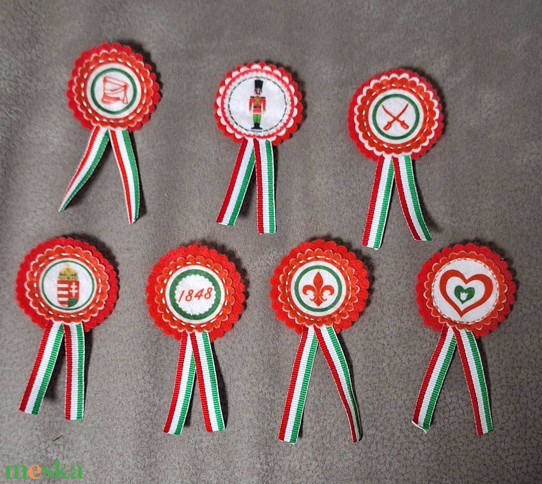 Filc kokárda, nemzeti színű, virág, tulipán, huszársapka, szív, címer, kard, 1848 felirattal - ékszer - kitűző és bross - Meska.hu