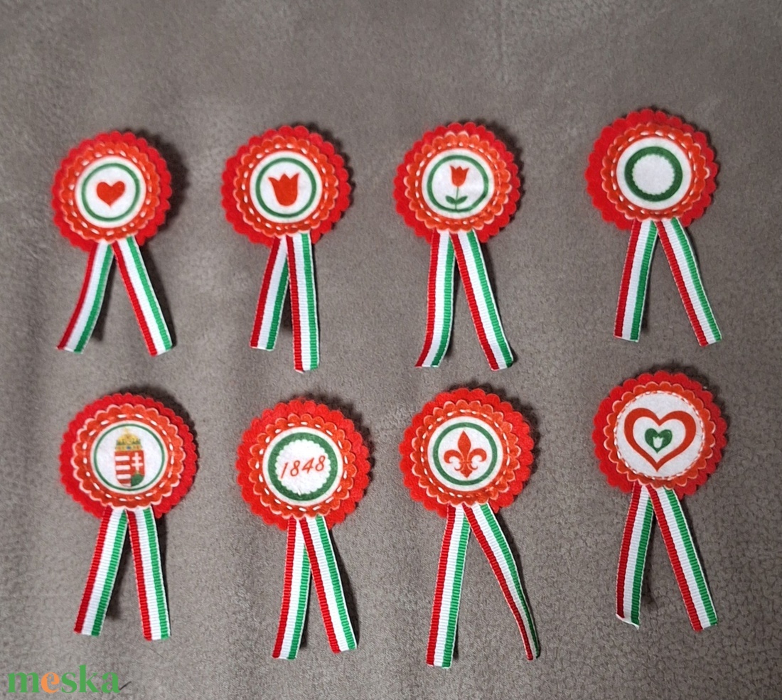 Filc kokárda, nemzeti színű, virág, tulipán, huszársapka, szív, címer, kard, 1848 felirattal - ékszer - kitűző és bross - Meska.hu