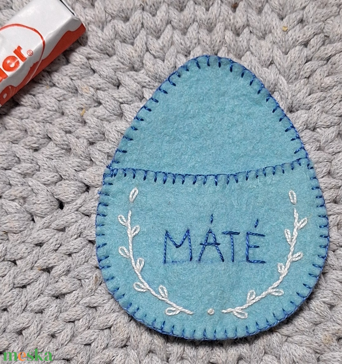 Névreszóló hímzett gyapjú filc húsvéti tojás pénzátadó, csokiátadó - ünnepi díszek, dekorációk - húsvéti díszek és dekorációk - húsvéti pénzátadó - Meska.hu