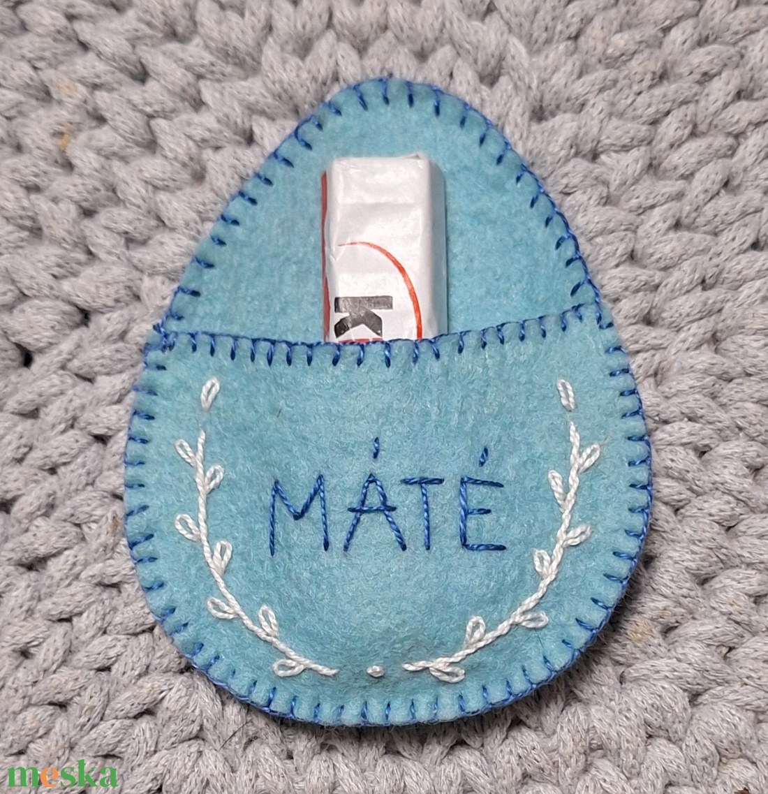 Névreszóló hímzett gyapjú filc húsvéti tojás pénzátadó, csokiátadó - ünnepi díszek, dekorációk - húsvéti díszek és dekorációk - húsvéti pénzátadó - Meska.hu