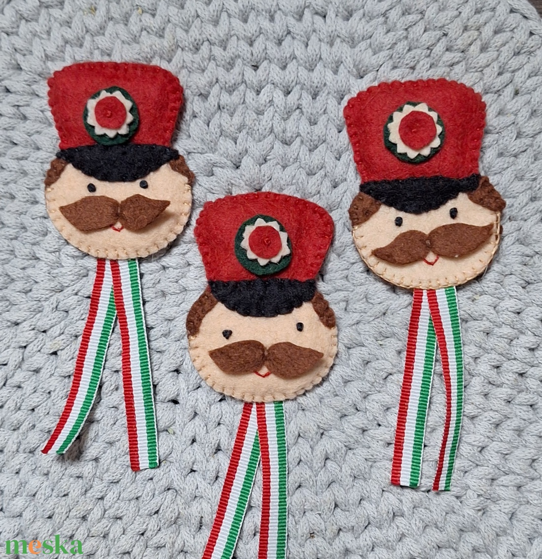 Filc gyapjúfilc kokárda, nemzetiszínű huszárfiú. - ékszer - kitűző és bross - Meska.hu