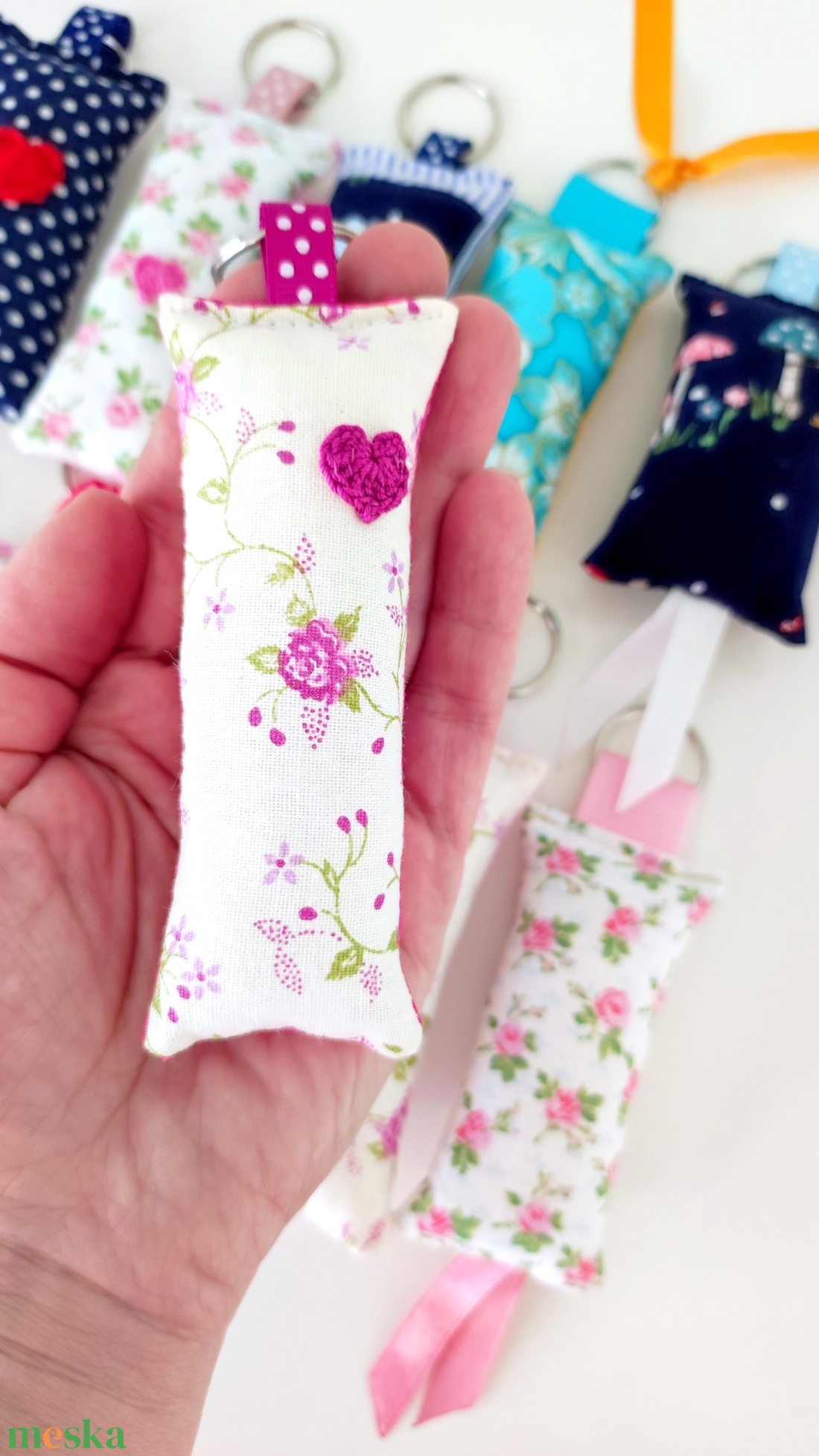 AKCIÓ textil kulcstartók EGYBEN virágmintás pöttyös szives kulcstartó - táska & tok - kulcstartó & táskadísz - kulcstartó - Meska.hu AKCIÓ textil kulcstartók EGYBEN virágmintás pöttyös szives kulcstartó - táska & tok - kulcstartó & táskadísz - kulcstartó - Meska.hu