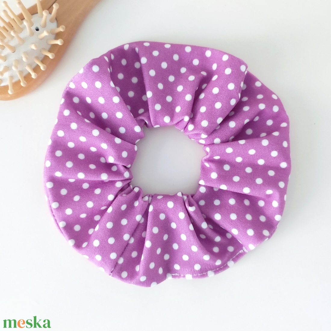 Lila pöttyös scrunchie hajgumi - M-es - ruha & divat - hajdísz & hajcsat - hajgumi - Meska.hu