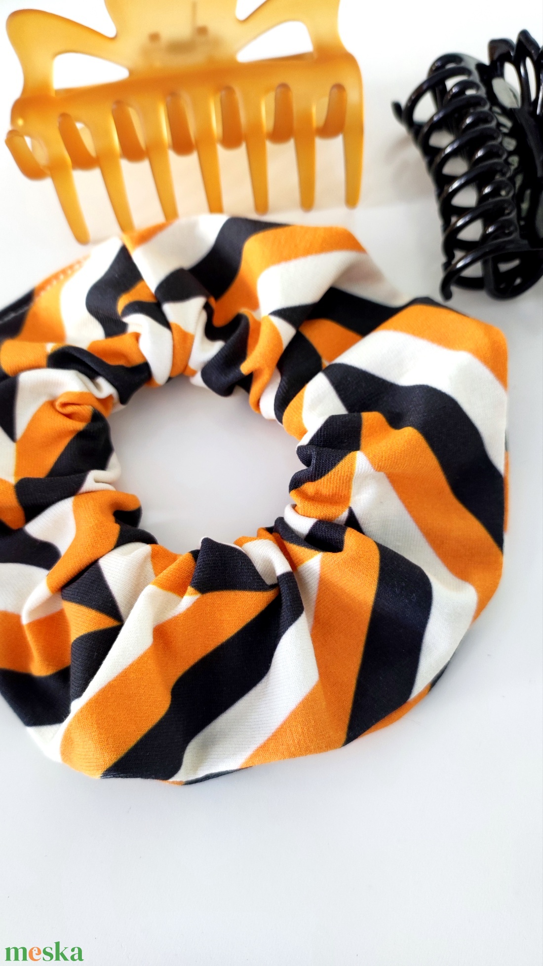 Őszi csíkos Halloween scrunchie hajgumi - M-es - ruha & divat - hajdísz & hajcsat - hajgumi - Meska.hu Őszi csíkos Halloween scrunchie hajgumi - M-es - ruha & divat - hajdísz & hajcsat - hajgumi - Meska.hu