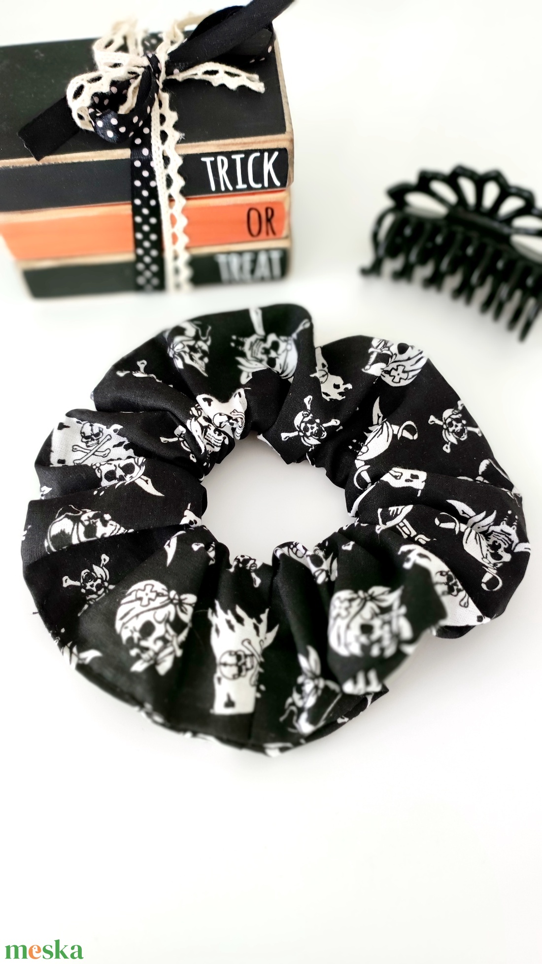 Halálfejes kalózos Halloween scrunchie hajgumi - M-es - ruha & divat - hajdísz & hajcsat - hajgumi - Meska.hu Halálfejes kalózos Halloween scrunchie hajgumi - M-es - ruha & divat - hajdísz & hajcsat - hajgumi - Meska.hu