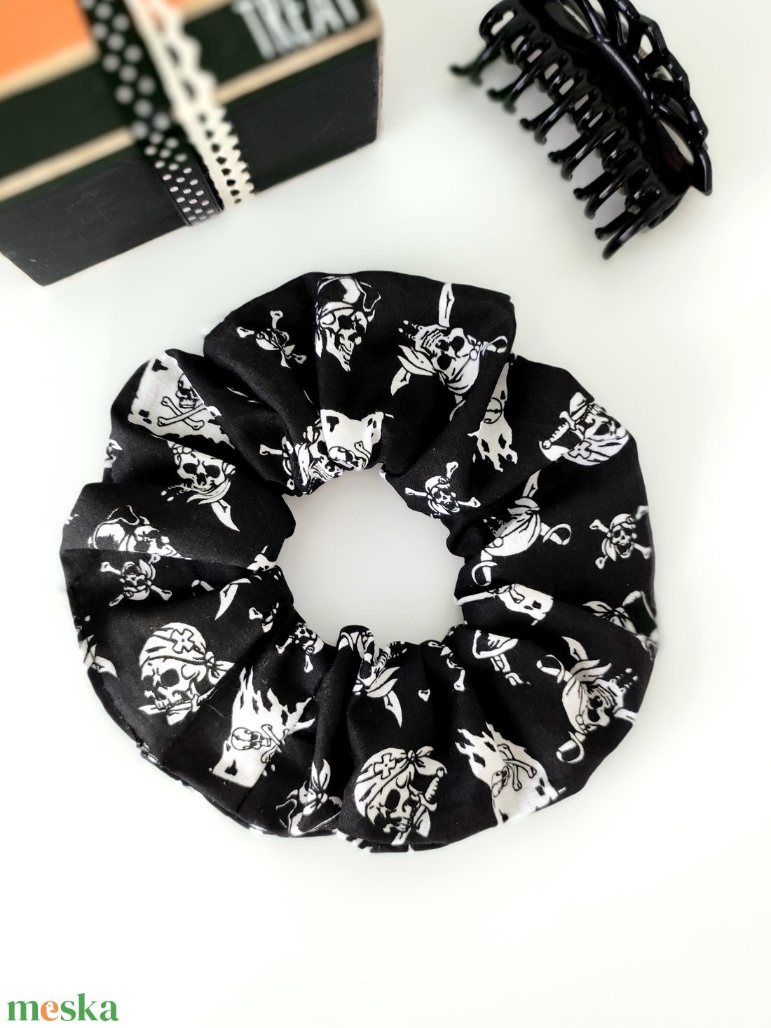 Halálfejes kalózos Halloween scrunchie hajgumi - M-es - ruha & divat - hajdísz & hajcsat - hajgumi - Meska.hu Halálfejes kalózos Halloween scrunchie hajgumi - M-es - ruha & divat - hajdísz & hajcsat - hajgumi - Meska.hu