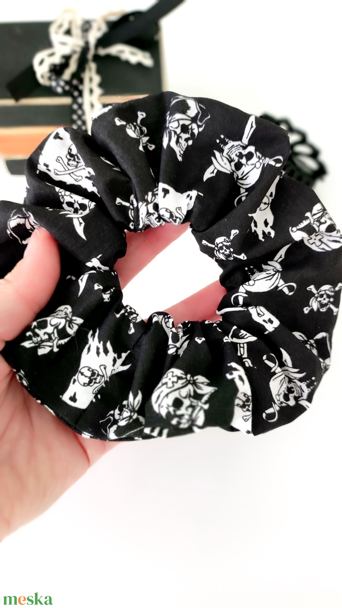 Halálfejes kalózos Halloween scrunchie hajgumi - M-es - ruha & divat - hajdísz & hajcsat - hajgumi - Meska.hu Halálfejes kalózos Halloween scrunchie hajgumi - M-es - ruha & divat - hajdísz & hajcsat - hajgumi - Meska.hu