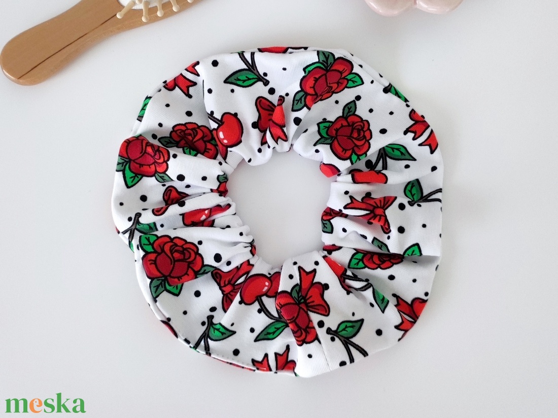 Rózsás scrunchie hajgumi - M-es - ruha & divat - hajdísz & hajcsat - hajgumi - Meska.hu