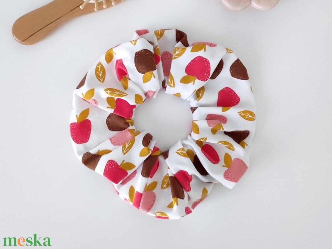 Almás fehér scrunchie hajgumi - M-es - ruha & divat - hajdísz & hajcsat - hajgumi - Meska.hu