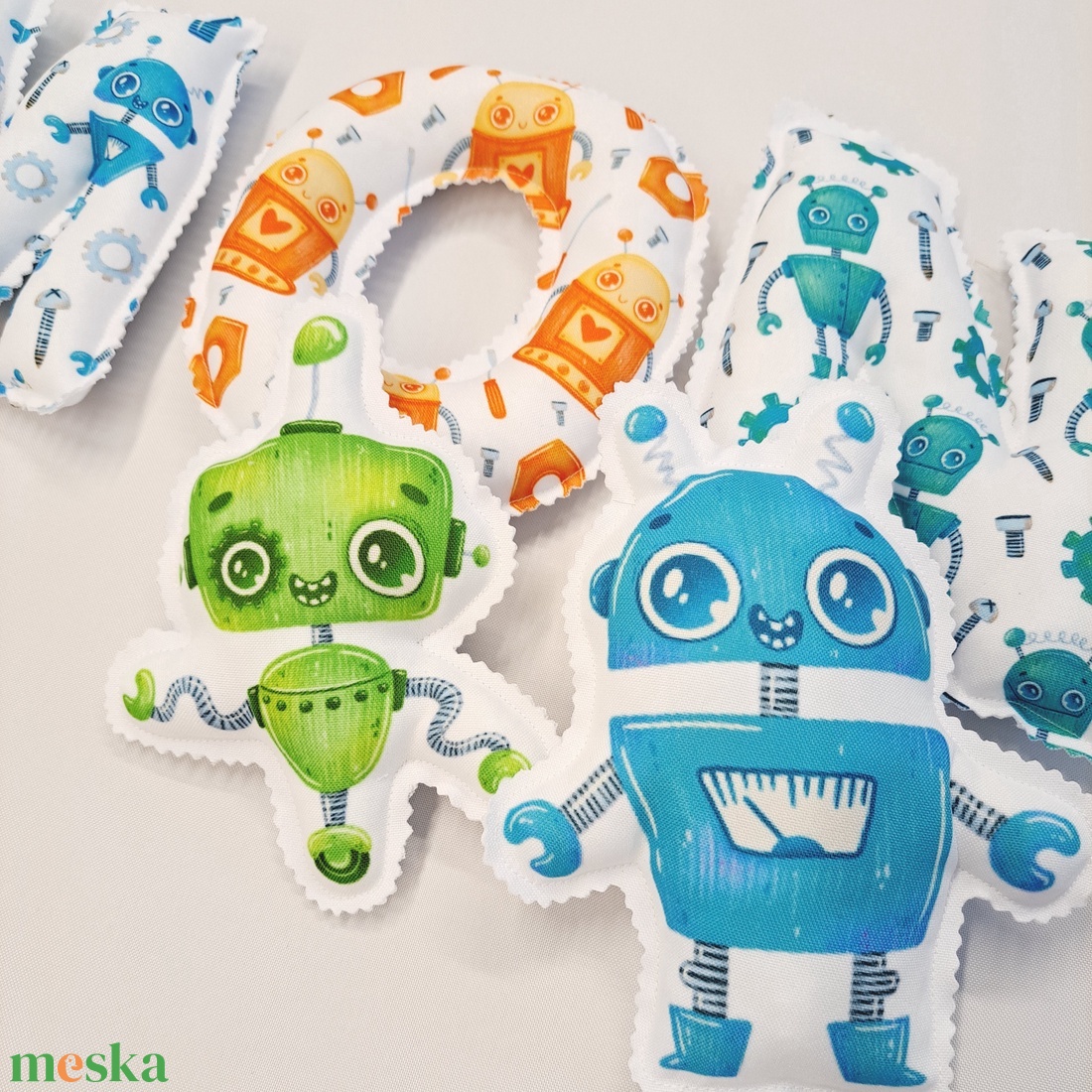 Dundi betűs girland menta színben robotos mintával - 5 betűs név - otthon & életmód - dekoráció - fali és függő dekoráció - betű & név - Meska.hu
