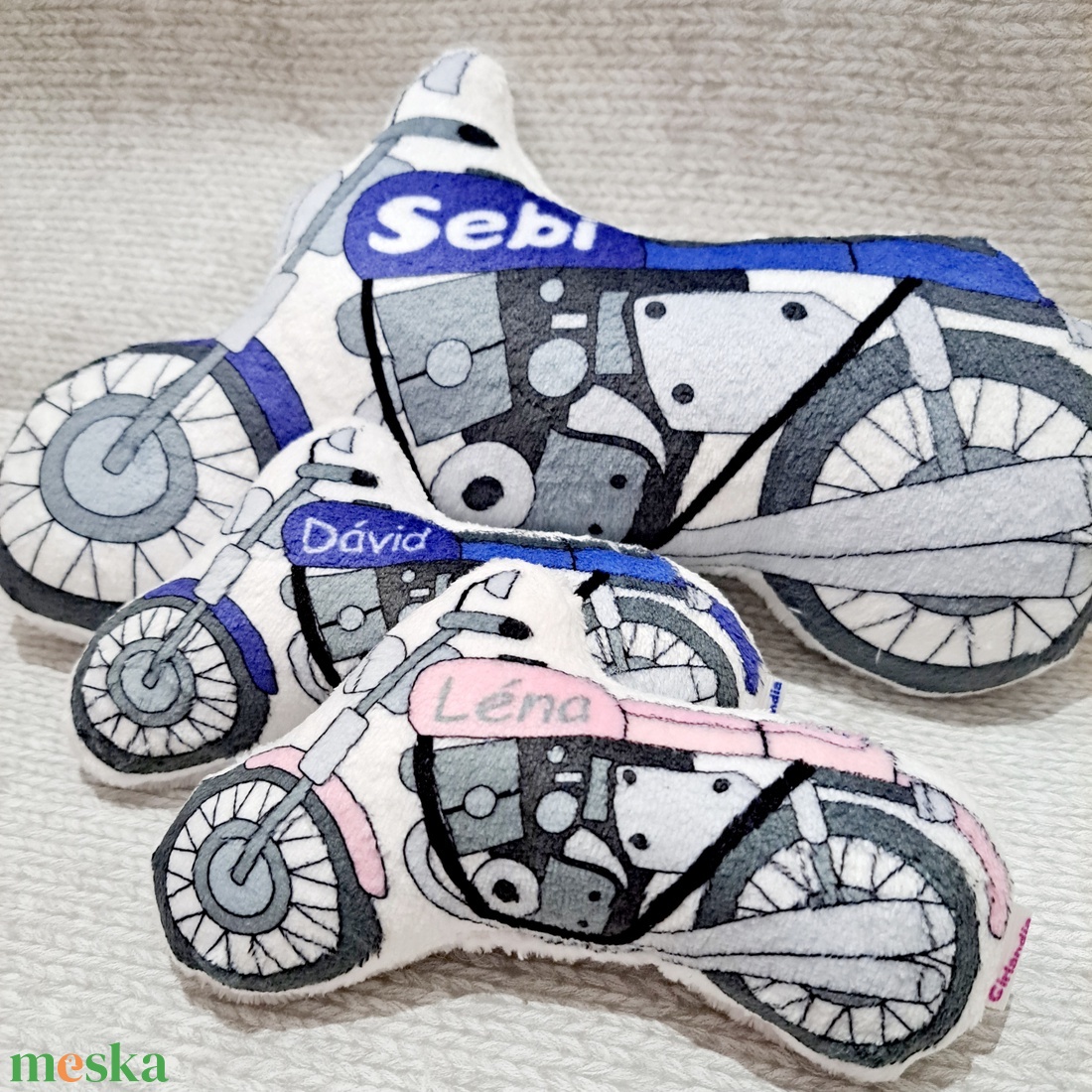 Motor szundipajti - névvel is kérhető (formapárna, járműves párna, egyedi párna)  - otthon & életmód - babaszoba, gyerekszoba - gyerek díszpárna - Meska.hu
