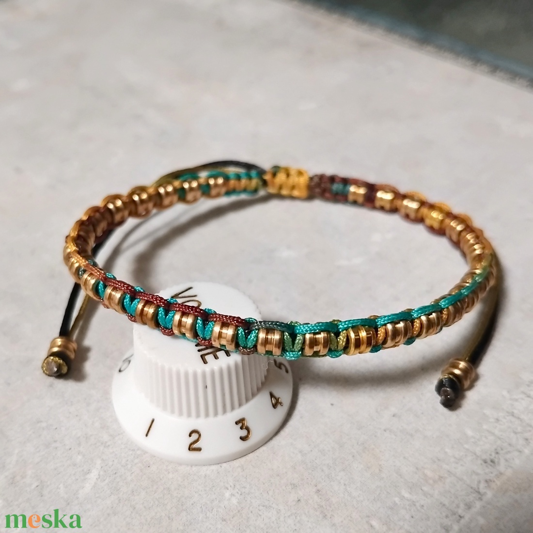 Egysoros gitárgyöngy karkötő - ékszer - karkötő - fonott karkötő - Meska.hu