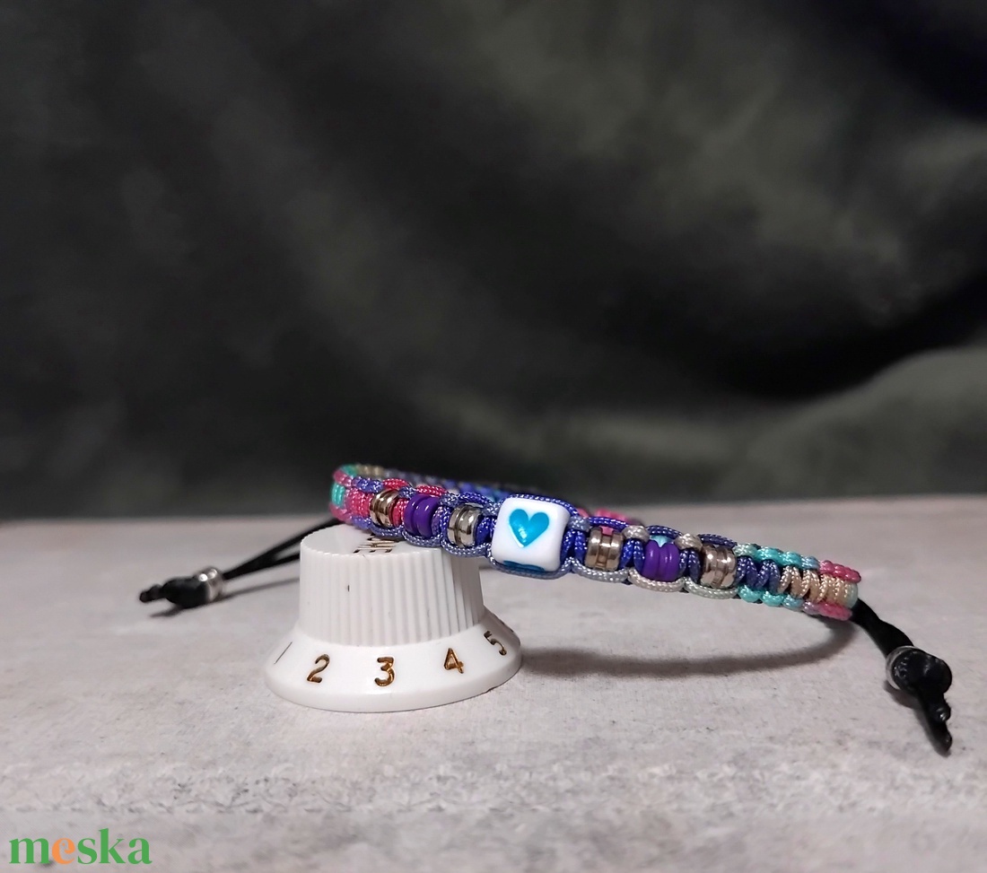 Szívecskés gitárgyöngy karkötő - ékszer - karkötő - fonott karkötő - Meska.hu