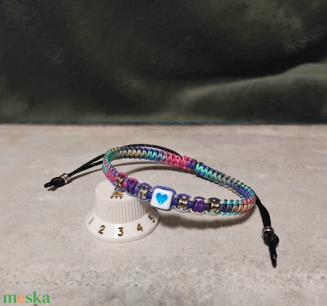 Szívecskés gitárgyöngy karkötő - ékszer - karkötő - fonott karkötő - Meska.hu