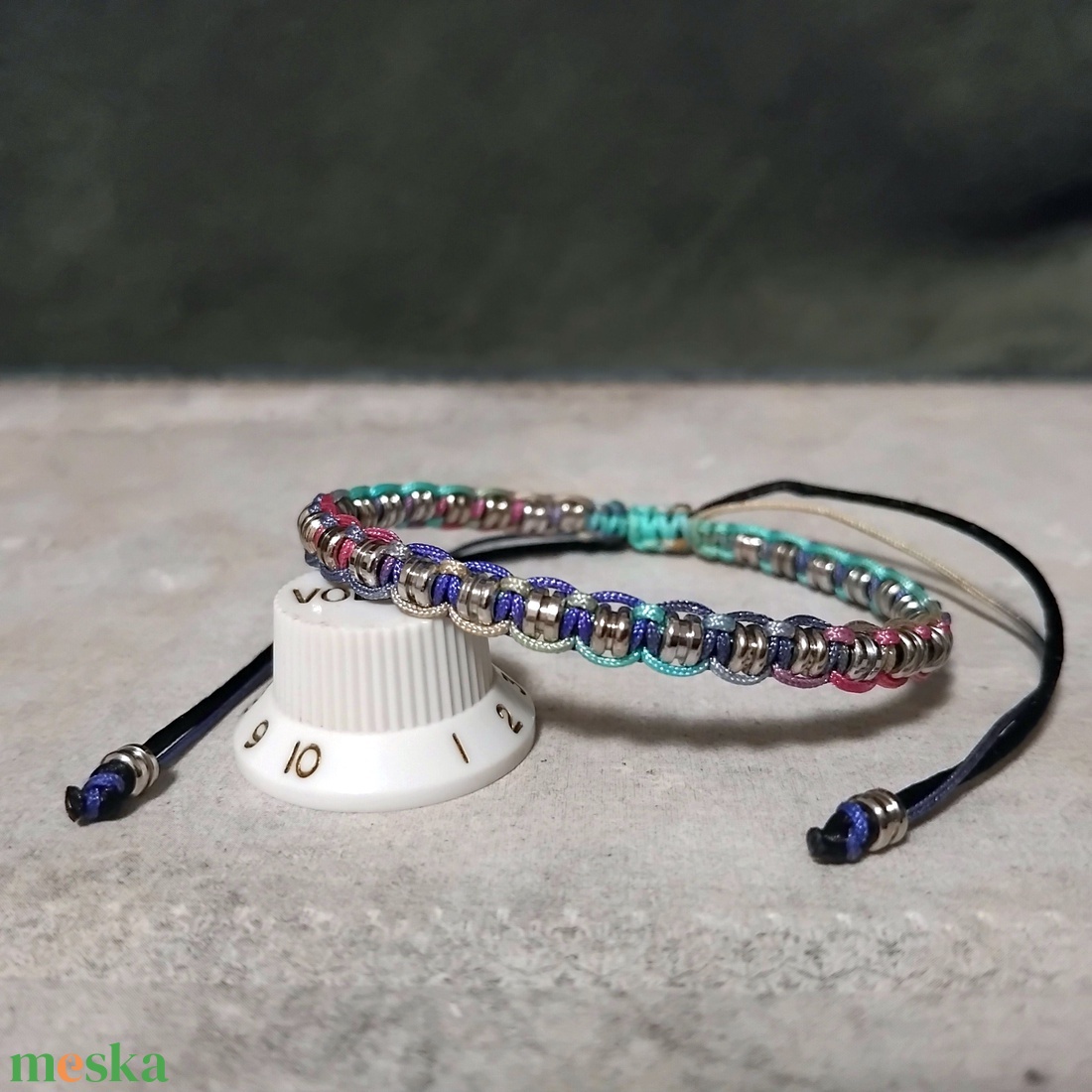 Egysoros gitárgyöngy karkötő - ékszer - karkötő - fonott karkötő - Meska.hu