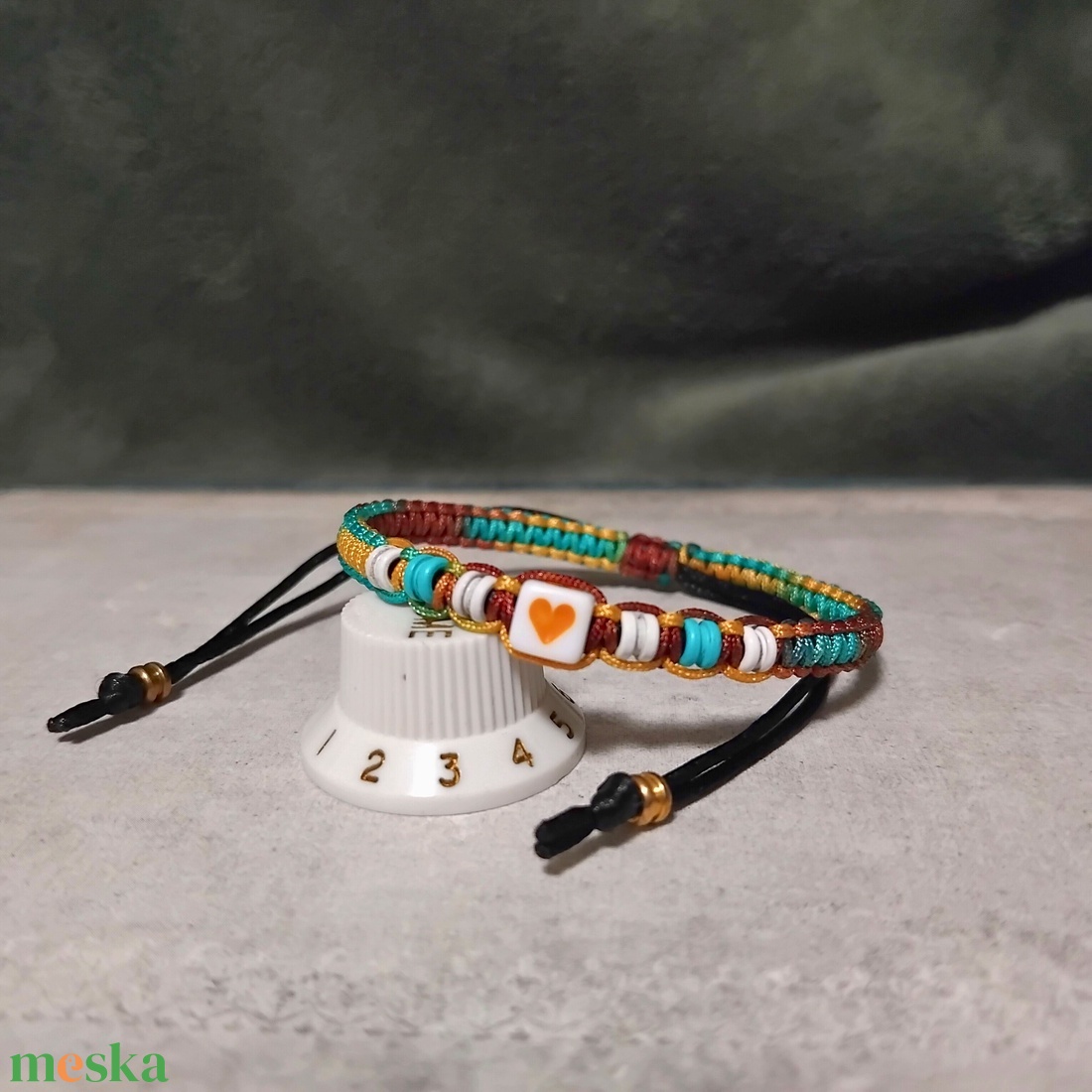 Szívecskés gitárgyöngy karkötő - ékszer - karkötő - fonott karkötő - Meska.hu