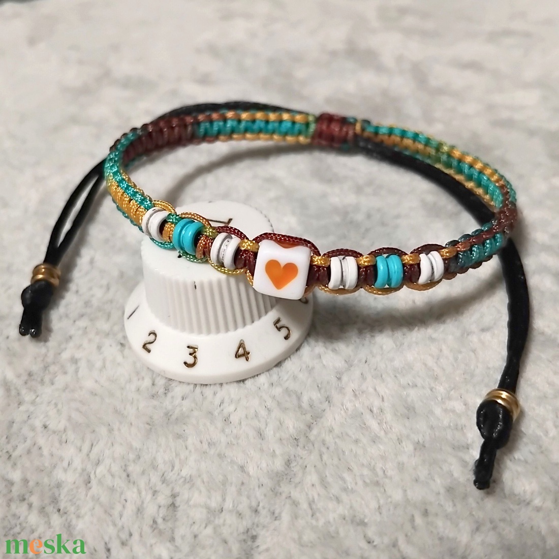 Szívecskés gitárgyöngy karkötő - ékszer - karkötő - fonott karkötő - Meska.hu