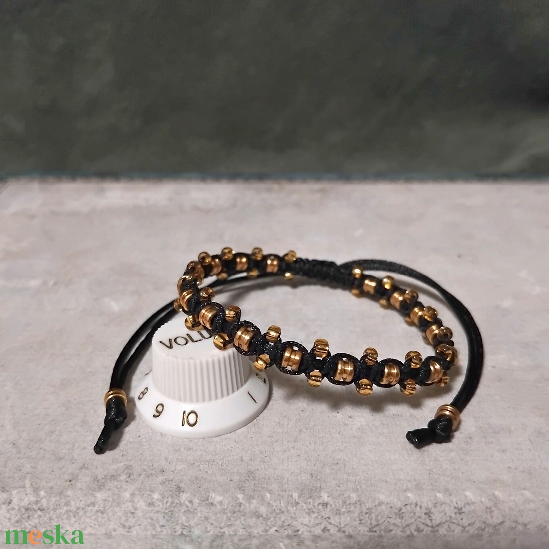 Fekete húrvég gyöngyös karkötő (méretre) - ékszer - karkötő - fonott karkötő - Meska.hu