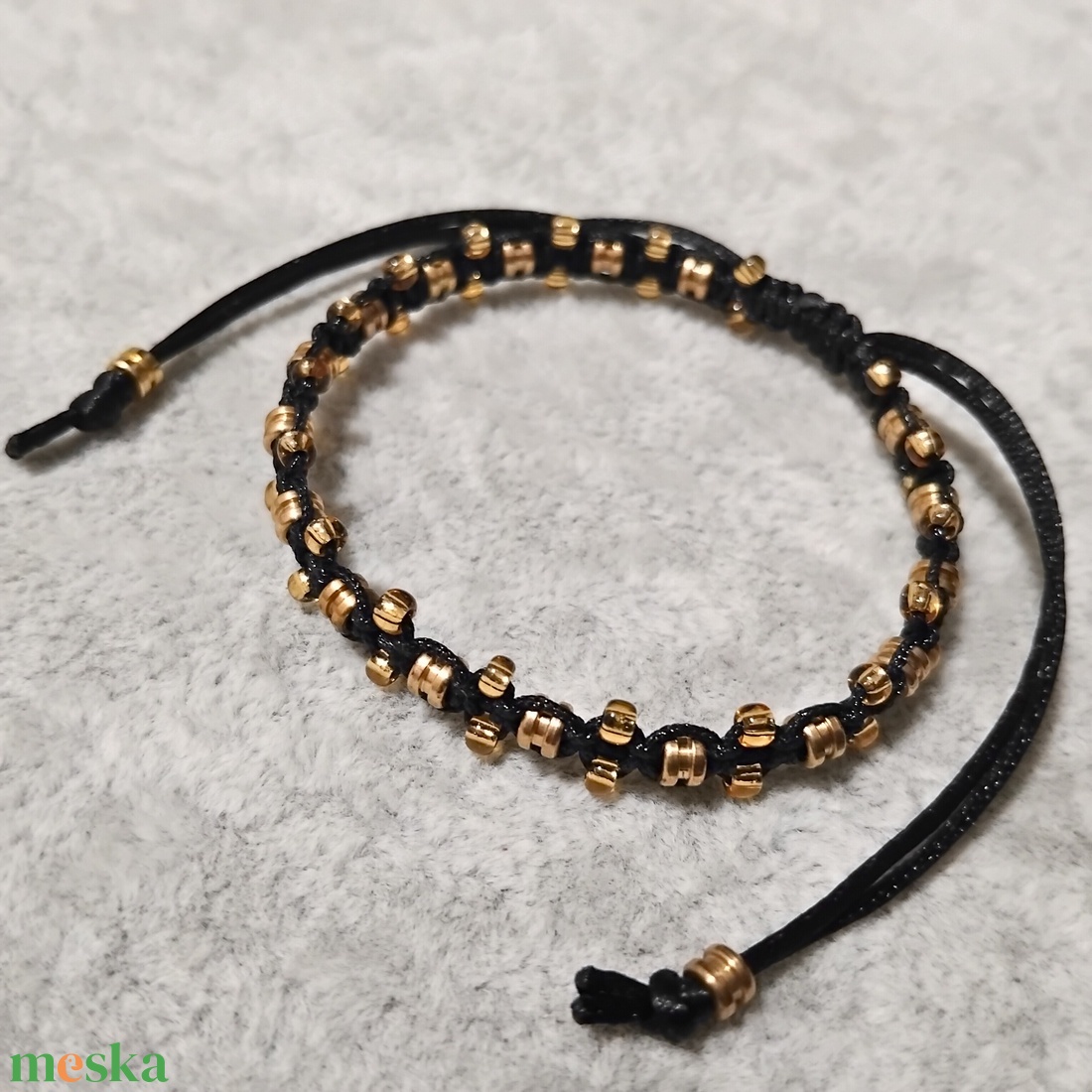 Fekete húrvég gyöngyös karkötő - ékszer - karkötő - fonott karkötő - Meska.hu