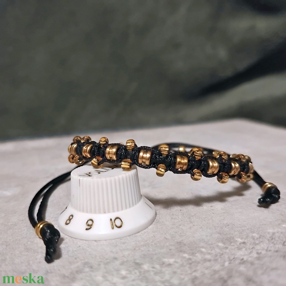 Fekete húrvég gyöngyös karkötő (méretre) - ékszer - karkötő - fonott karkötő - Meska.hu