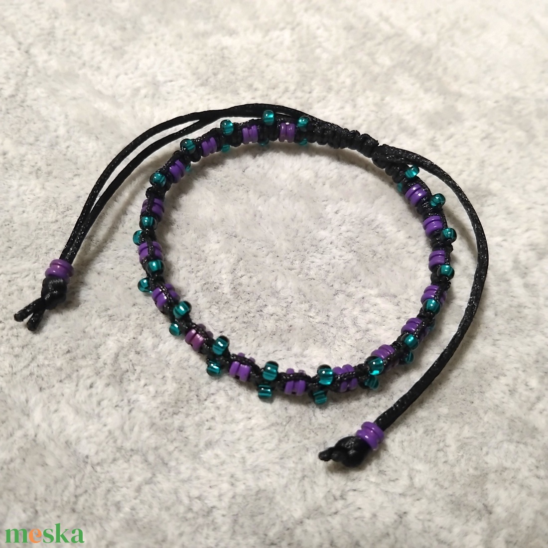 Lila és türkiz húrvég gyöngyös karkötő - ékszer - karkötő - fonott karkötő - Meska.hu