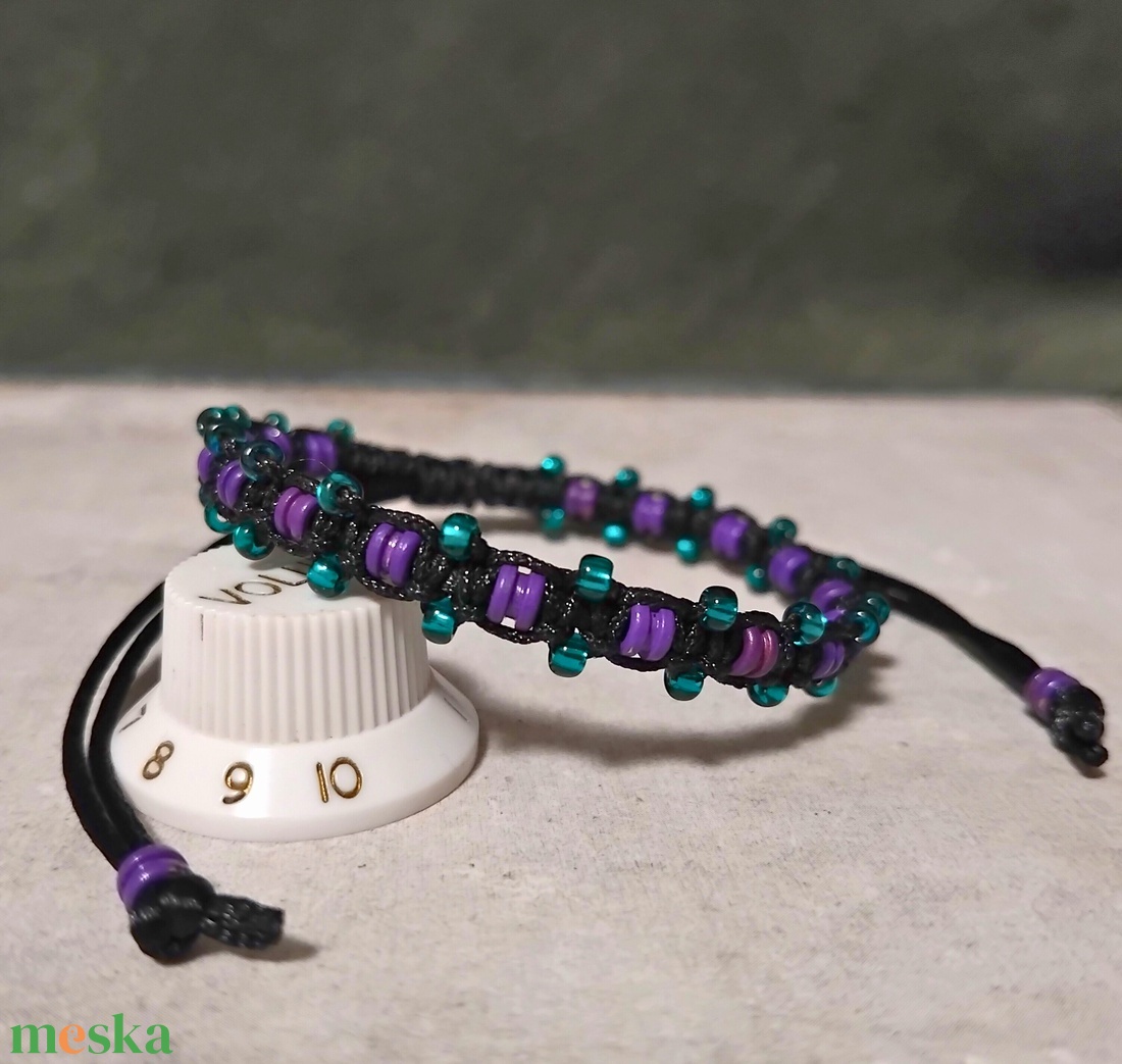 Lila és türkiz húrvég gyöngyös karkötő - ékszer - karkötő - fonott karkötő - Meska.hu