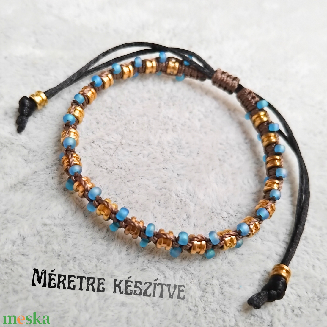 Sárgaréz - türkizkék húrvég gyöngyös karkötő (méretre) - ékszer - karkötő - fonott karkötő - Meska.hu