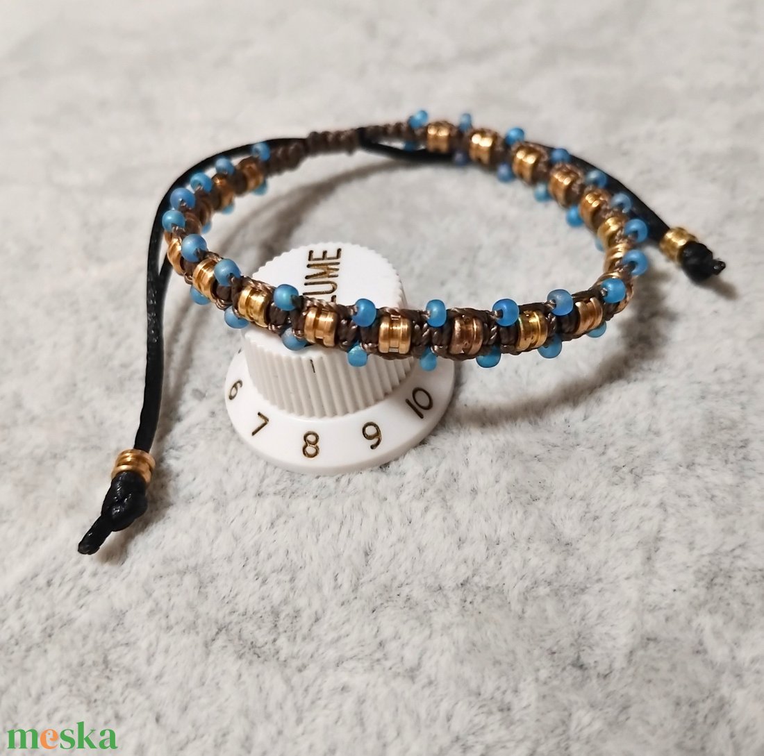 Sárgaréz - türkizkék húrvég gyöngyös karkötő (méretre) - ékszer - karkötő - fonott karkötő - Meska.hu