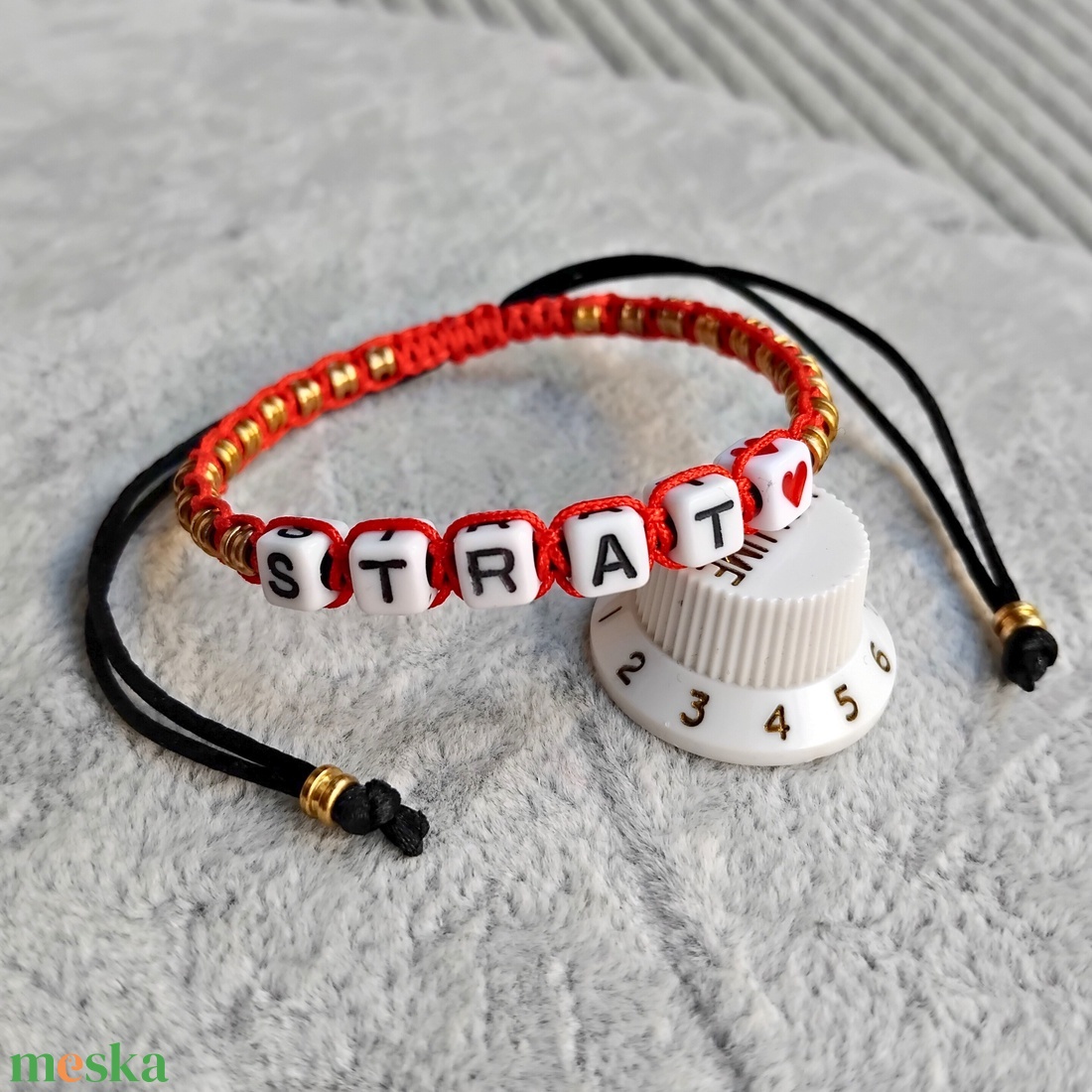 Strat feliratos gitáros karkötő - piros - ékszer - karkötő - fonott karkötő - Meska.hu