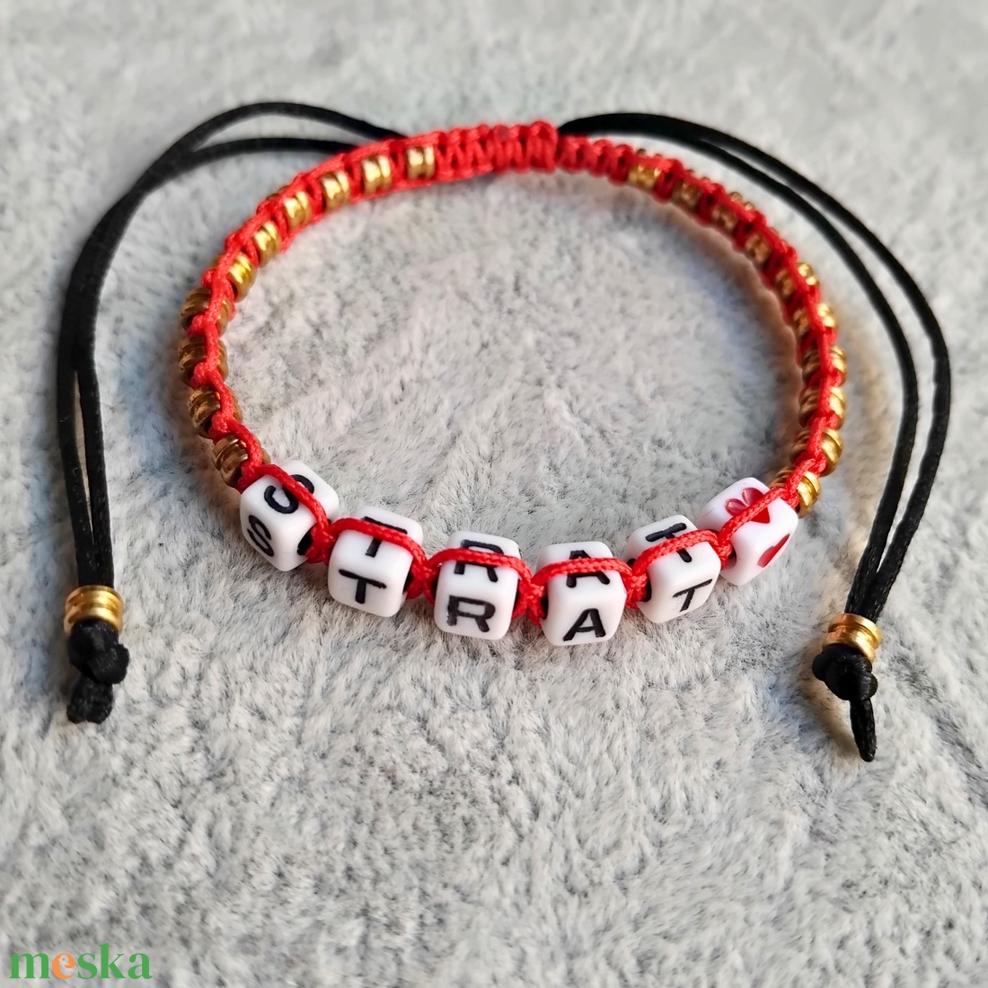 Strat feliratos gitáros karkötő - piros - ékszer - karkötő - fonott karkötő - Meska.hu