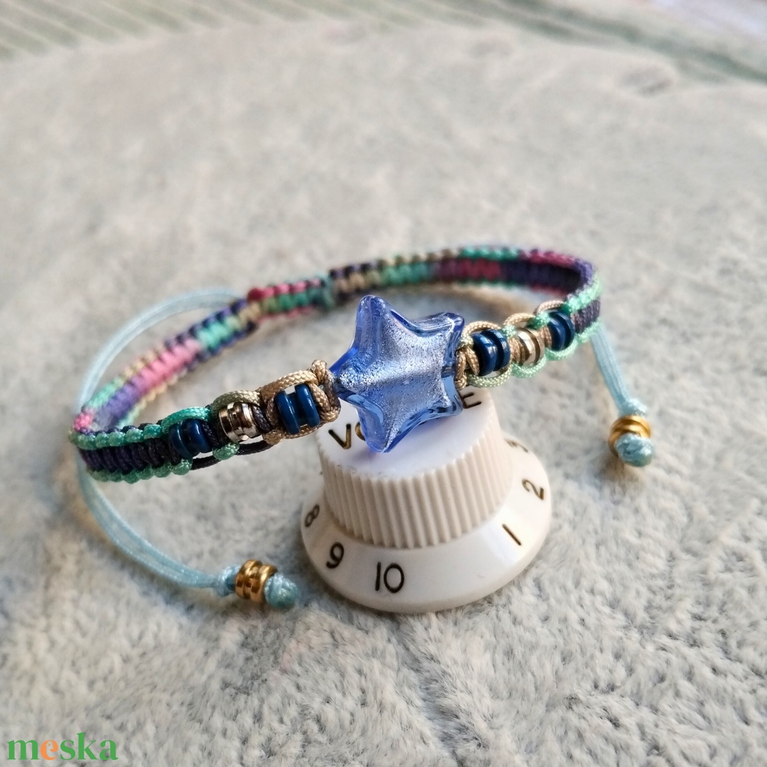 Csillagos gitárgyöngy karkötő - ékszer - karkötő - fonott karkötő - Meska.hu