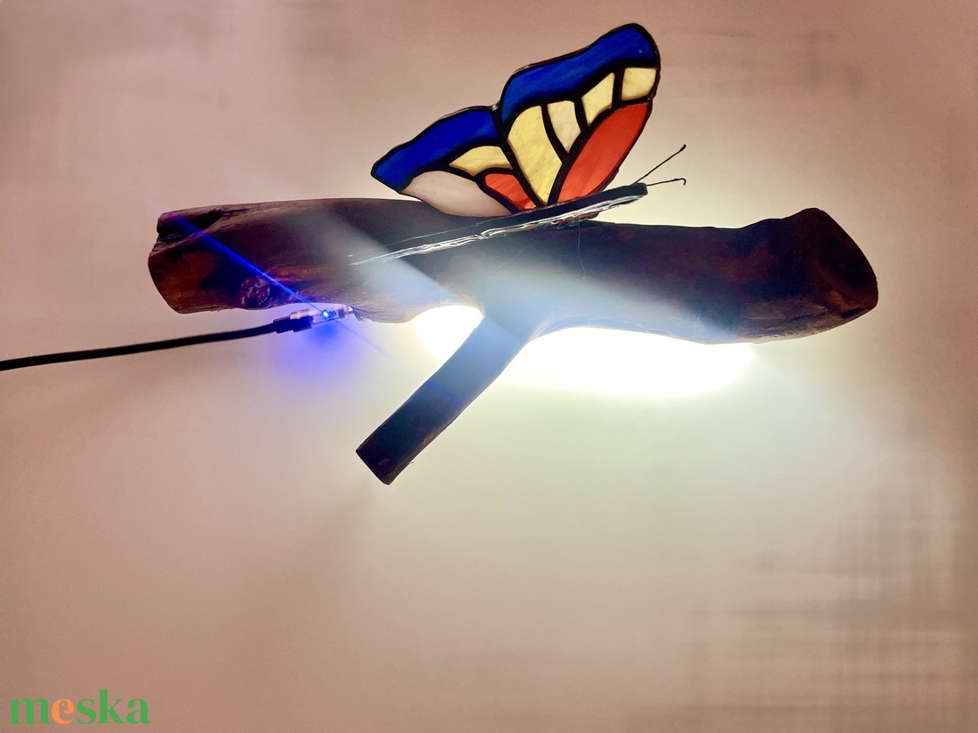 Kézműves Tiffany pillangó hangulatlámpa � USB-C, újrahasznosított cseresznyefa - otthon & életmód - lámpa - hangulatlámpa - Meska.hu