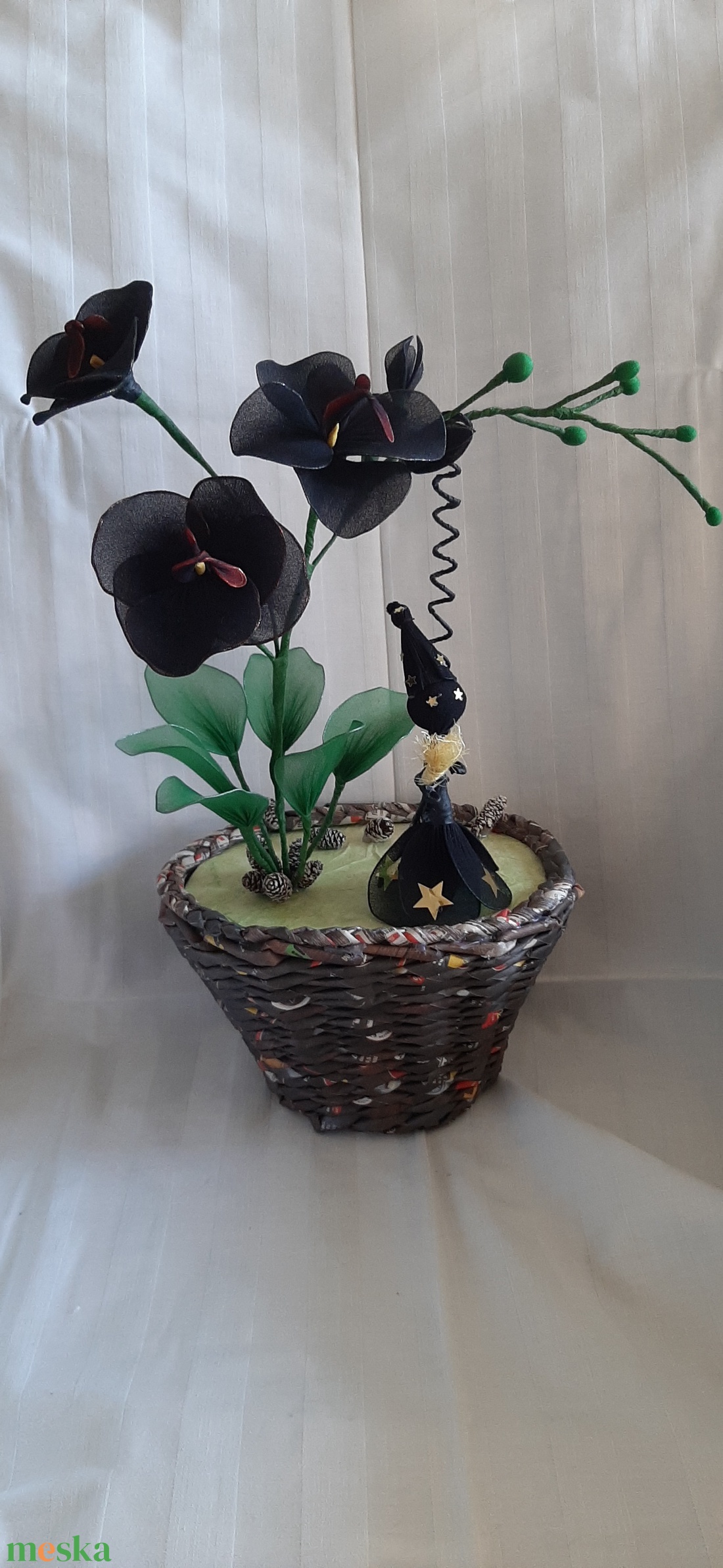 Fekete orchidea papírfonással készült kaspóban - otthon & életmód - dekoráció - asztal és polc dekoráció - asztaldísz - Meska.hu