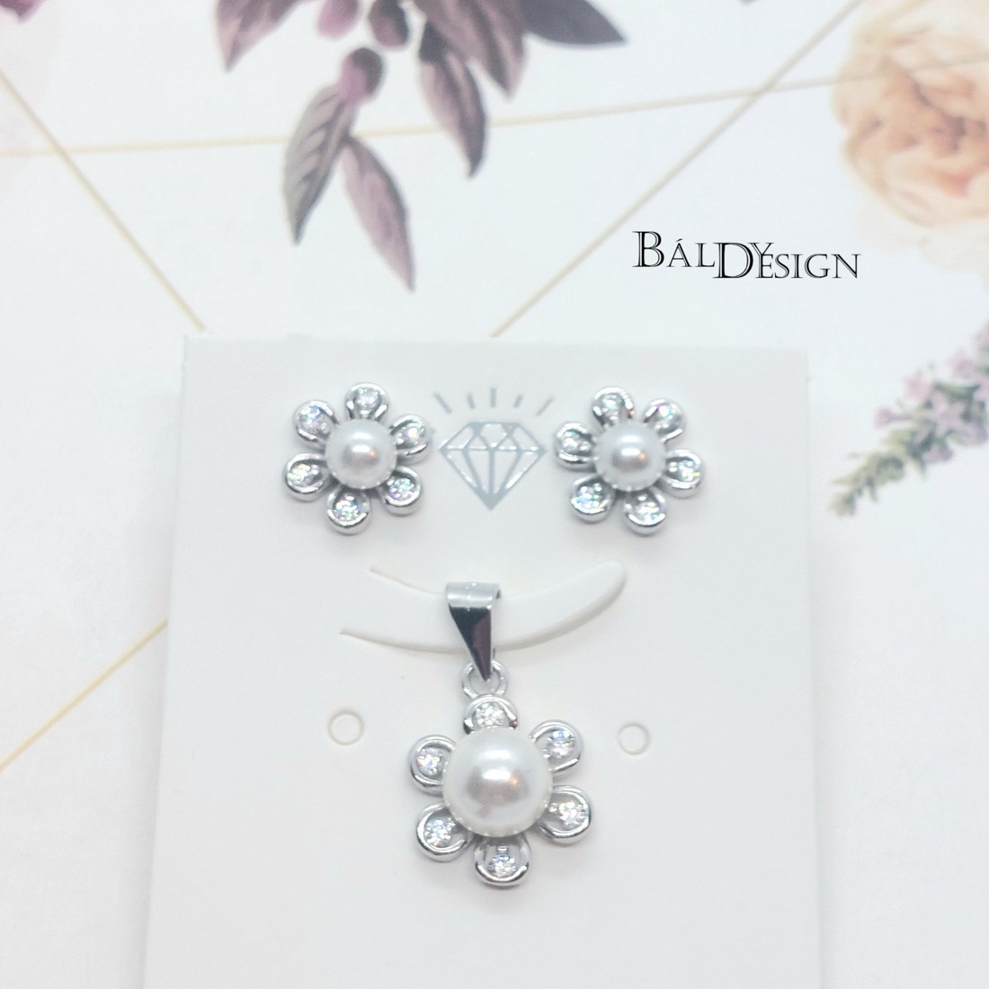 Ezüst virágos fülbevaló és medál gyönggyel - ékszer - ékszerszett - Meska.hu