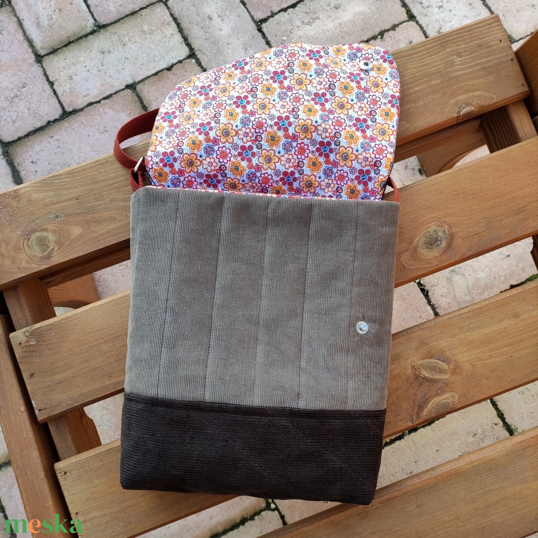 Kicsi méretű oldaltáska - táska & tok - kézitáska & válltáska - tarisznya - Meska.hu