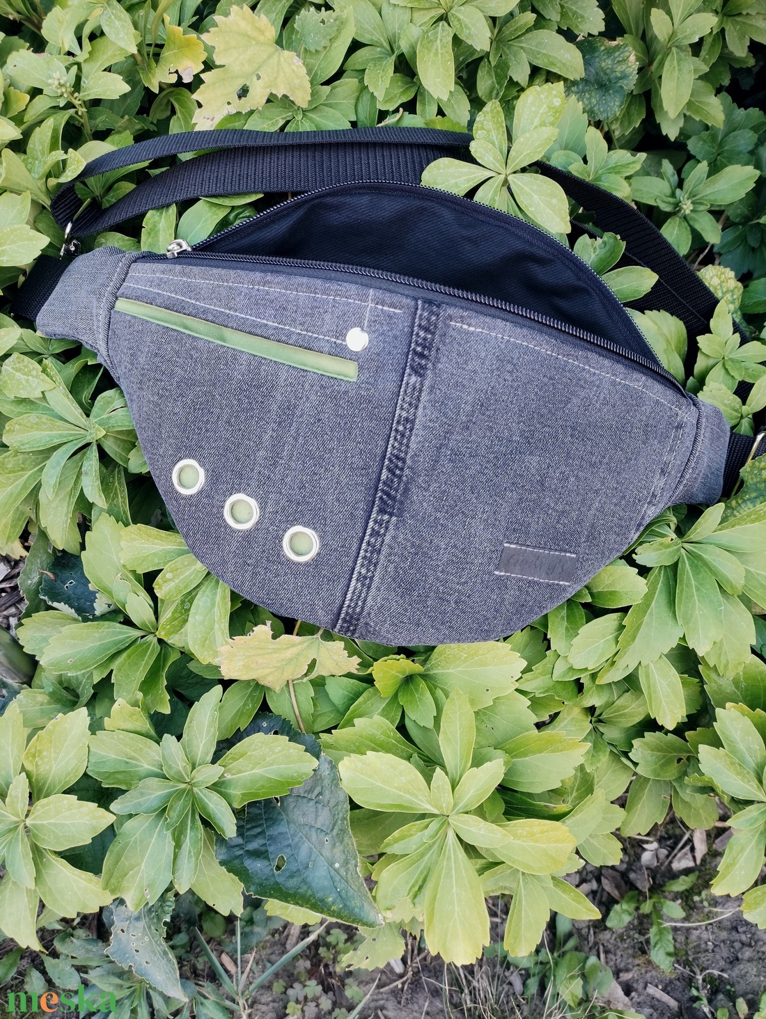 Sötétszürke farmer upcycled övtáska M méret - táska & tok - övtáska - Meska.hu