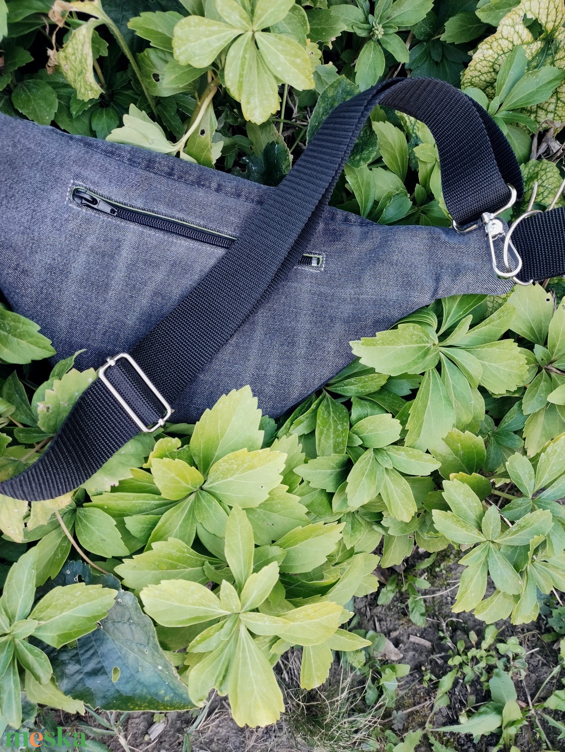 Sötétszürke farmer upcycled övtáska M méret - táska & tok - övtáska - Meska.hu