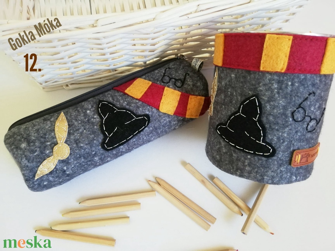 Tolltartó és asztali ceruzatartó szett Harry Potter rajongóknak - otthon & életmód - papír, írószer - tolltartó & ceruzatekercs - Meska.hu Tolltartó és asztali ceruzatartó szett Harry Potter rajongóknak - otthon & életmód - papír, írószer - tolltartó & ceruzatekercs - Meska.hu