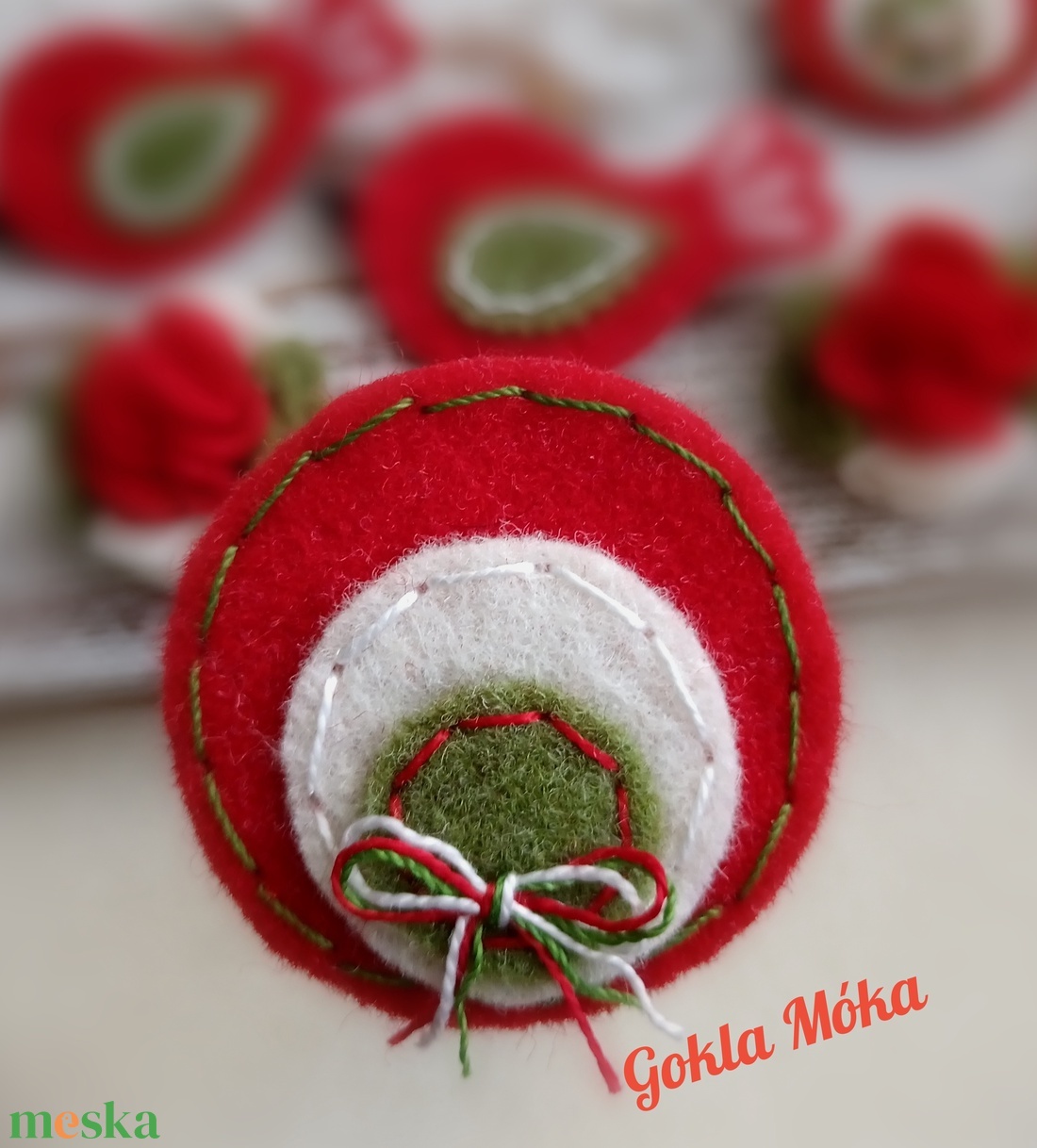 Kör alakú kokárda - ékszer - kitűző és bross - kitűző - Meska.hu Kör alakú kokárda - ékszer - kitűző és bross - kitűző - Meska.hu