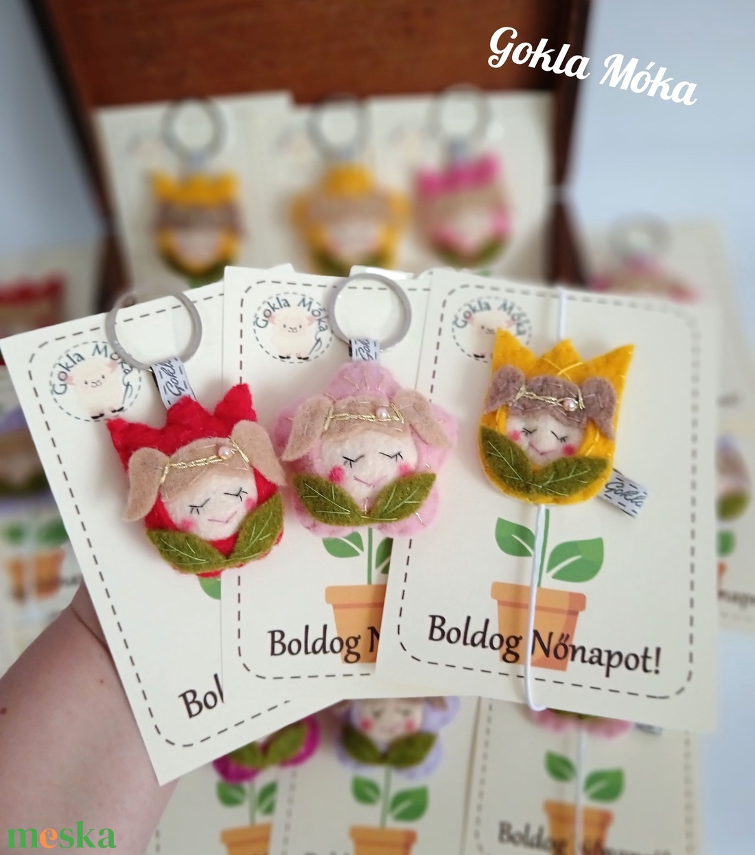 Virág kulcstartó vagy táskadísz , gumis könyvjelző, Nőnapra ajánlva  - táska & tok - kulcstartó & táskadísz - kulcstartó - Meska.hu