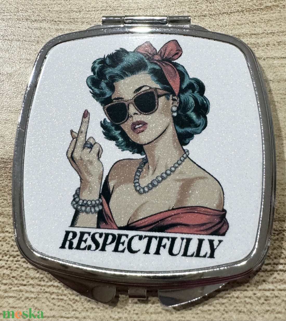 Négyzet alakú sminkes tükör retro stílusú szarkasztikus mintával - szépségápolás - arcápolás - smink kellék - Meska.hu