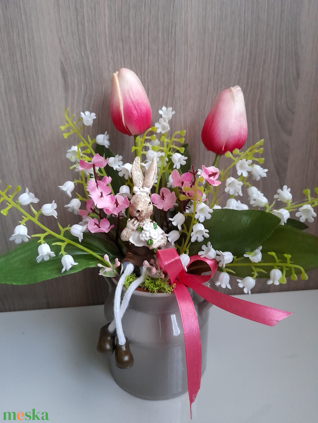 Tavaszi asztal dekoráció lábát lógató nyuszival tulipánnal és gyöngyvirággal. - otthon & életmód - dekoráció - asztal és polc dekoráció - asztaldísz - Meska.hu