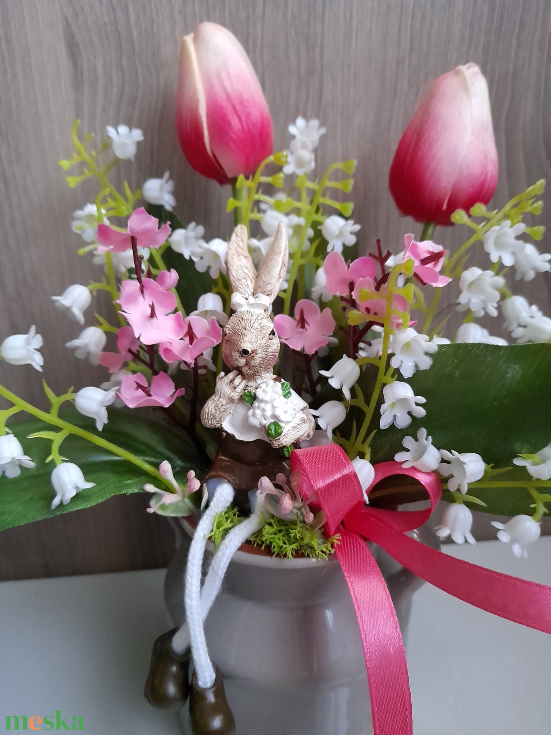 Tavaszi asztal dekoráció lábát lógató nyuszival tulipánnal és gyöngyvirággal. - otthon & életmód - dekoráció - asztal és polc dekoráció - asztaldísz - Meska.hu